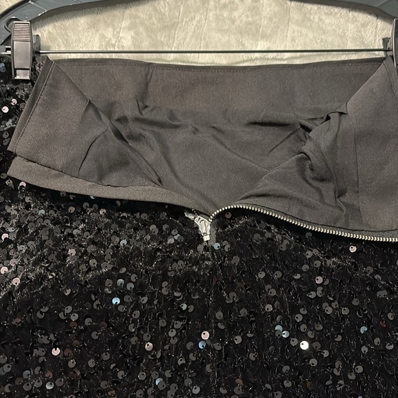 Chic Black Sequin Mini Skirt - Picture 3 of 3